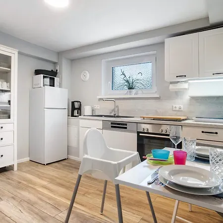 Ruegenferienhaus Gartenwohnung Appartamento